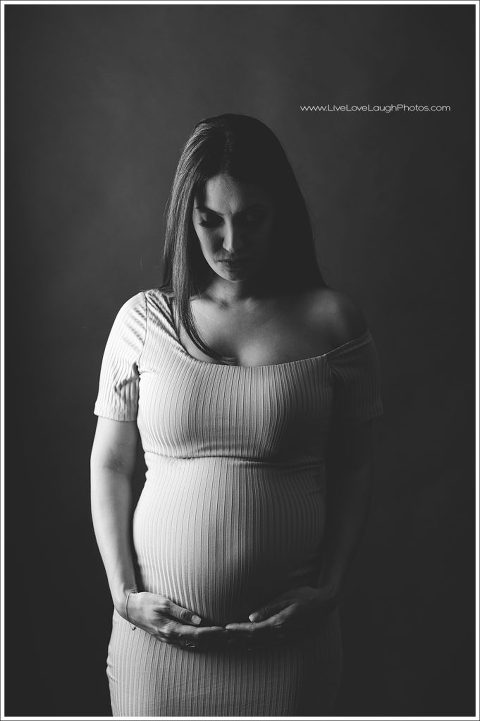 Saddle River Mom to be posing for her maternity photographs